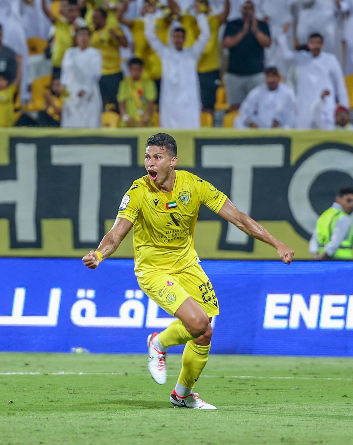 The Emperor's scoring spree continues as it defeats Al-Bataeh 4-1 and strengthens its lead.