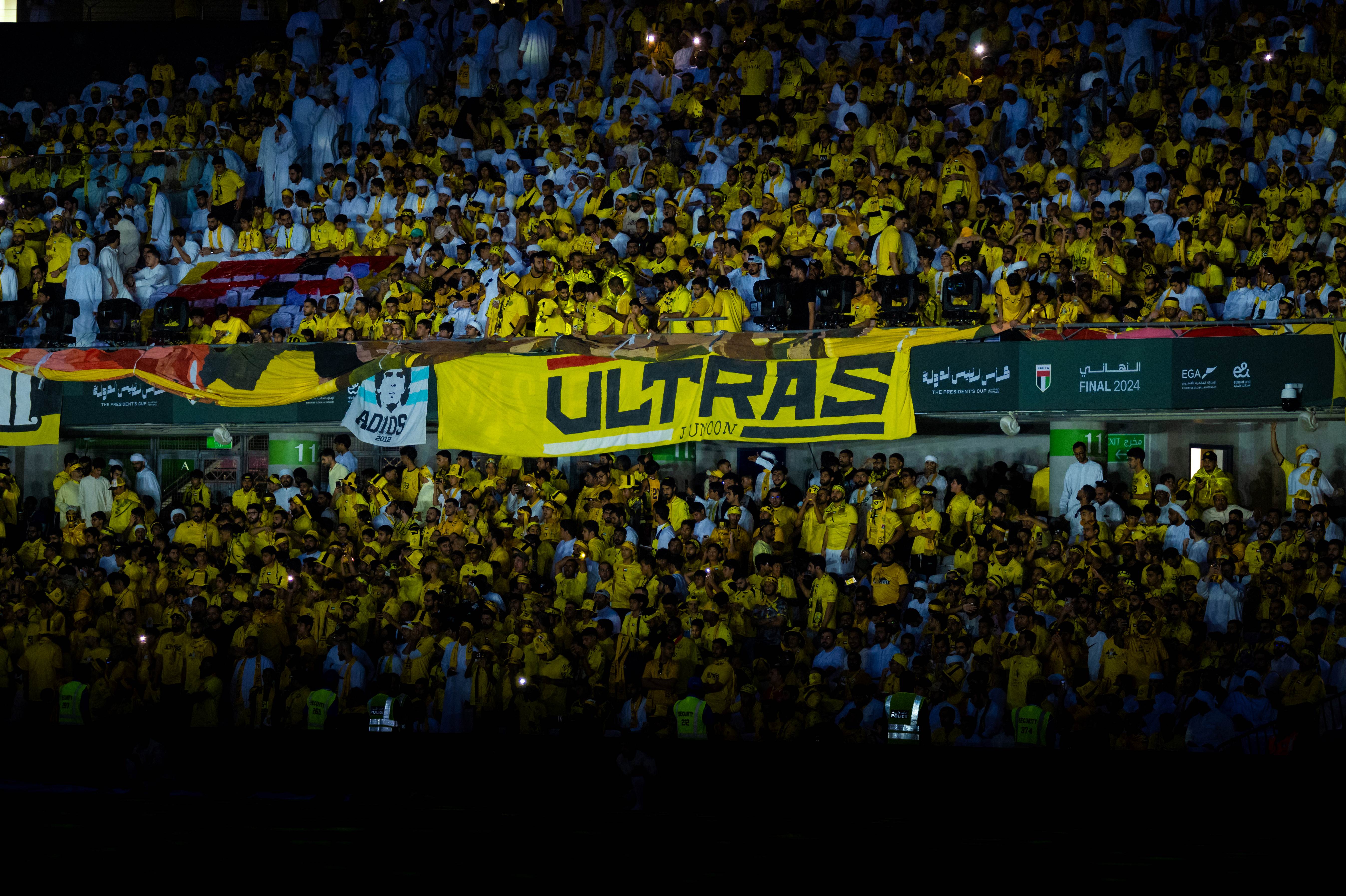 Al Wasl Fans Decorate the Stadium with their iconic colors