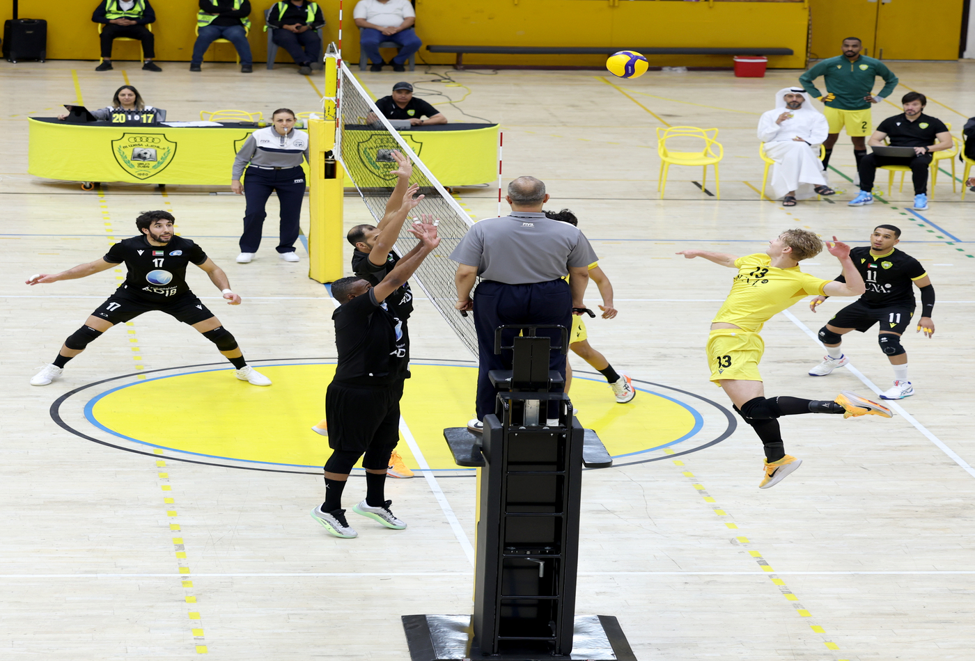 فوز فريق طائرة رجال الوصل على بني ياس في الدوري